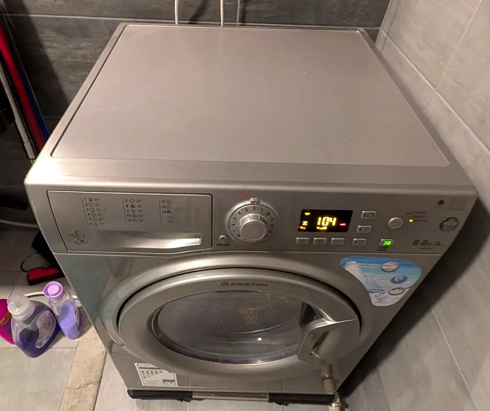 Ariston Washer Dryer in mint condition (8kg + 6kg)