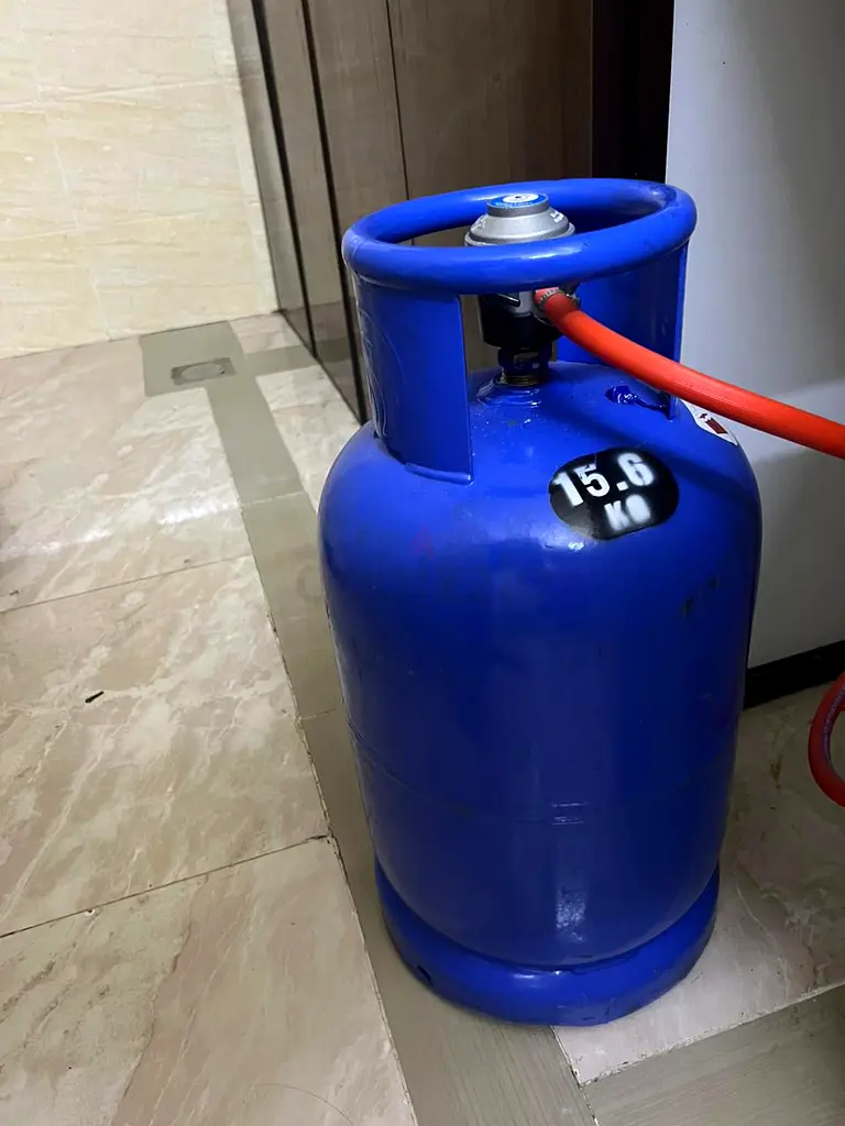 Gas stove, half filled cylinder