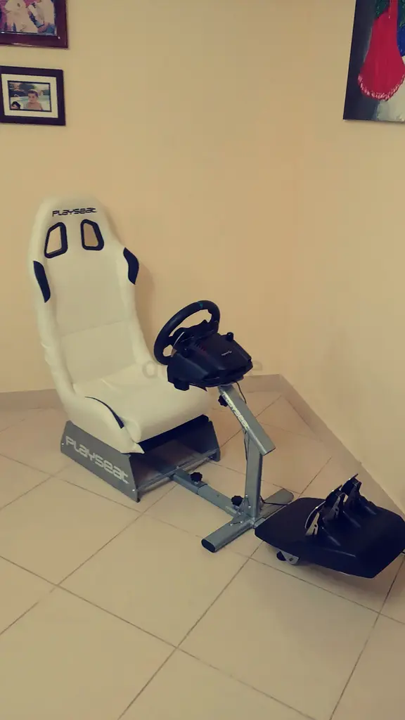 Gaming steering wheel good condition for ps5 and ps4