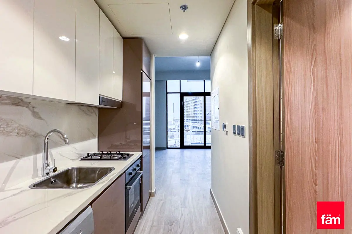 Apartment with Kitchen Appliances Direct on Crystal Lagoon