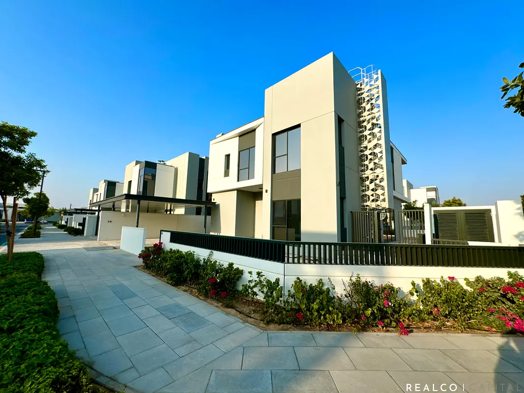 Villa **Spacious 4Bed Corner Villa Single Row On the Park