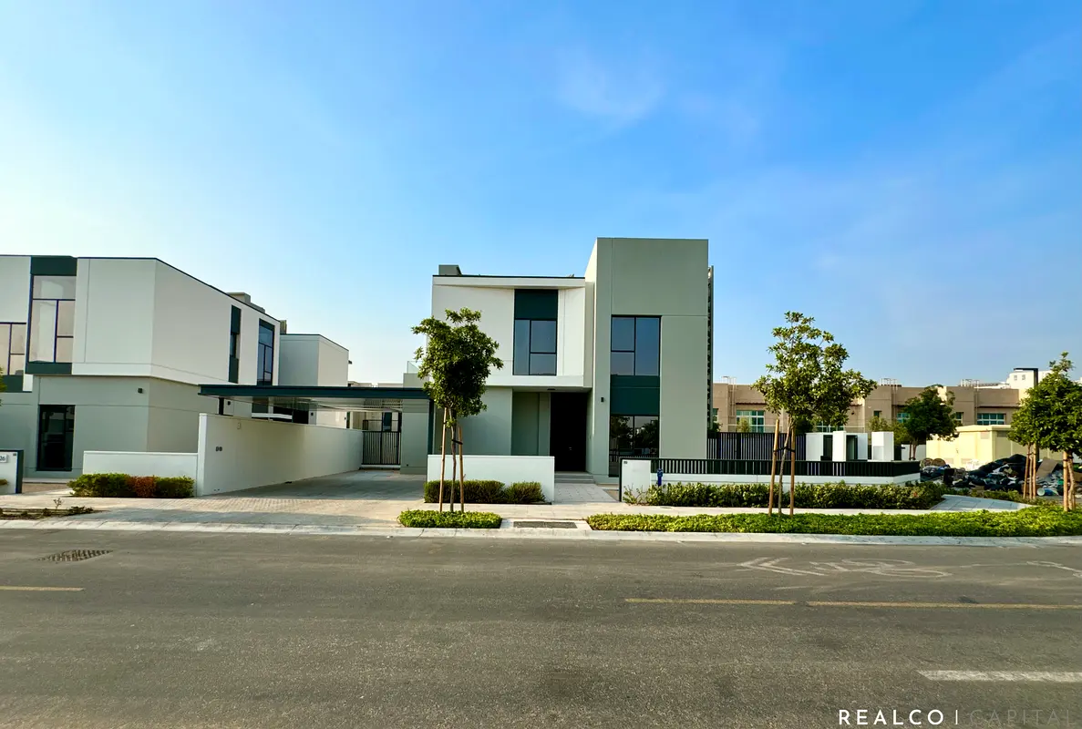 Villa **Spacious 4Bed Corner Villa Single Row On the Park