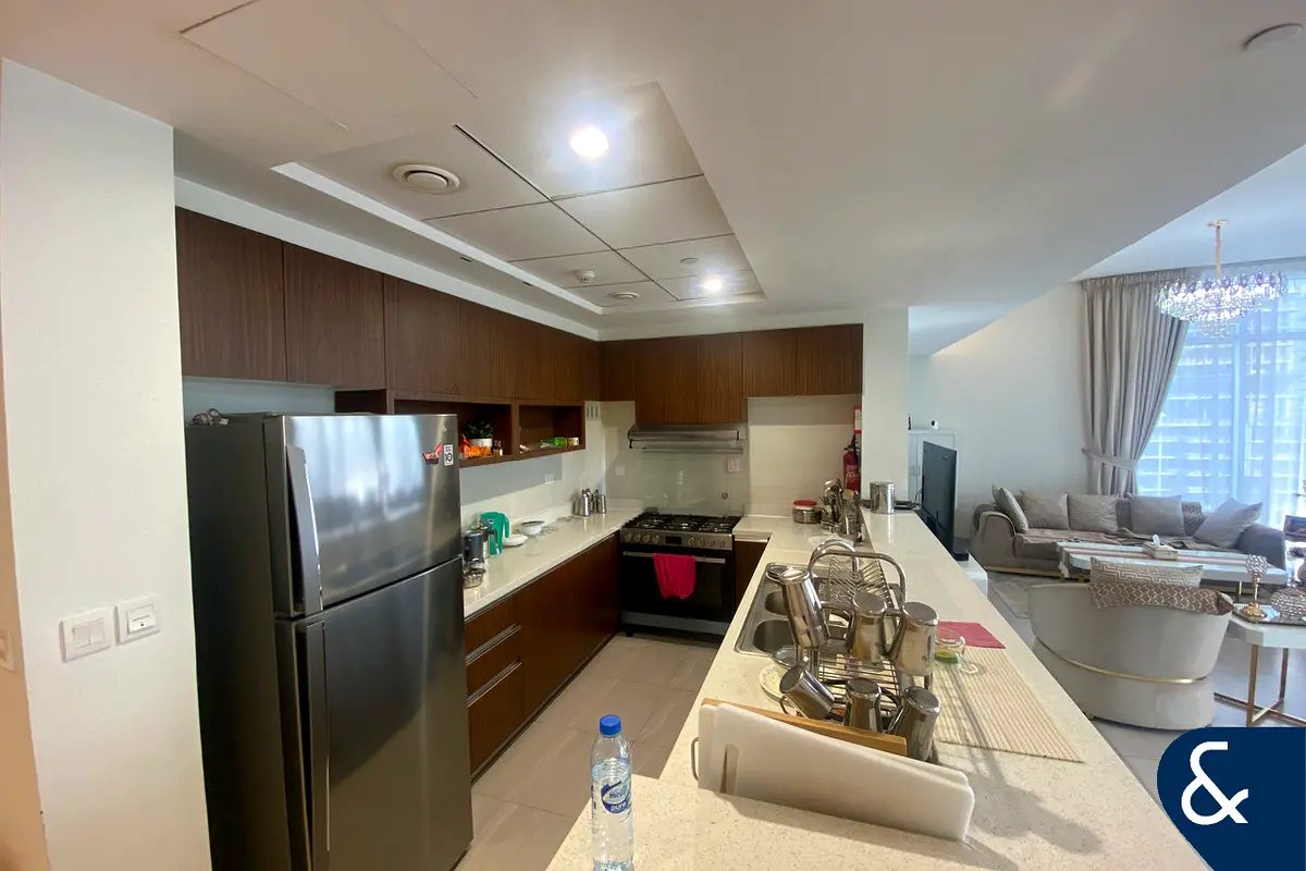 Apartment Three Bed Balcony Spacious Layout Dubai