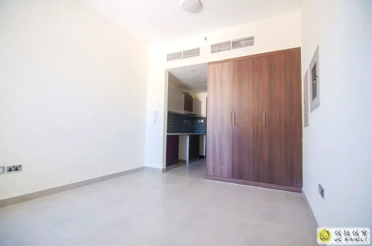 Apartment NEAR METRO WELL MAINTAINED READY 2 MOVE IN Dubai