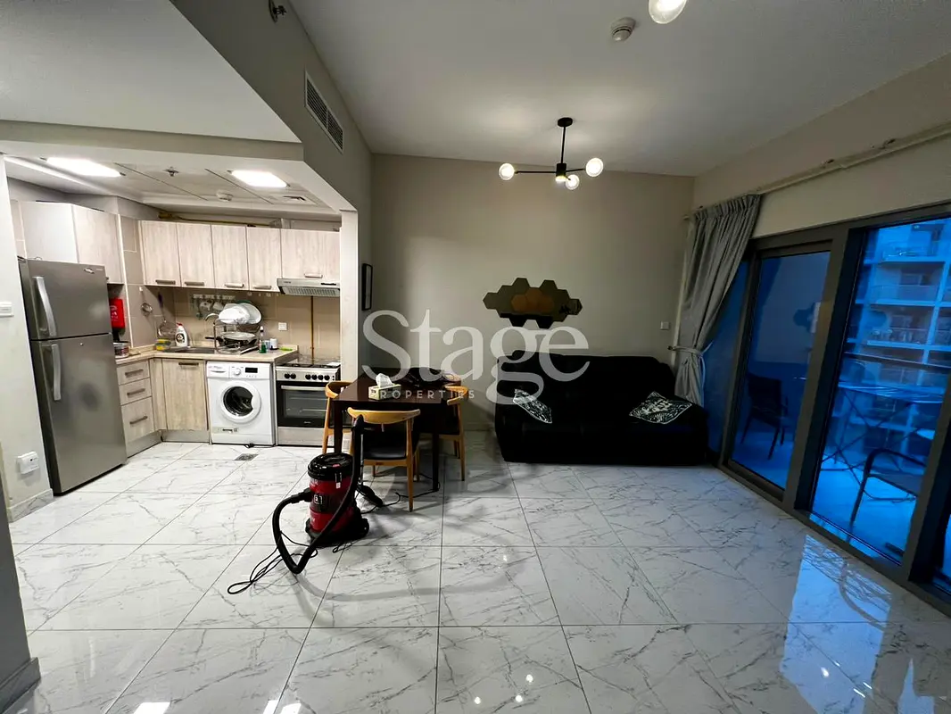 Apartment Large Balcony Vacant on Transfer Exclusive 1BR