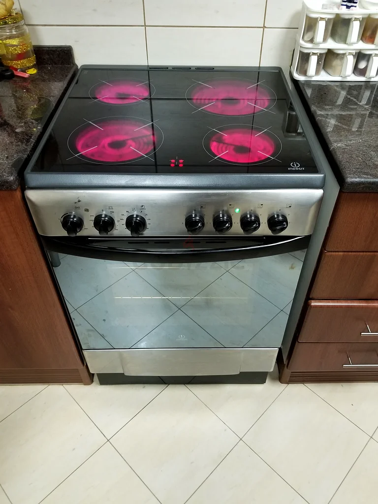 INDESITE Italian 4 Hobz full electric ceramic COOKING Range size 60cm