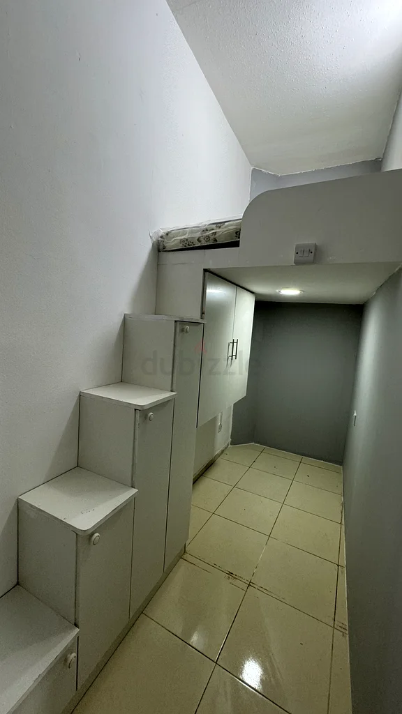 Apartment LOFT PARTITION AVILABLE IN KARAMA. Dubai