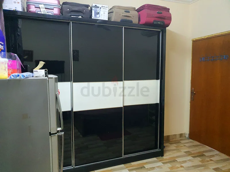 تتوفر غرفة فسيحة مؤثثة أو غير مؤثثة للإيجار63314731060739111