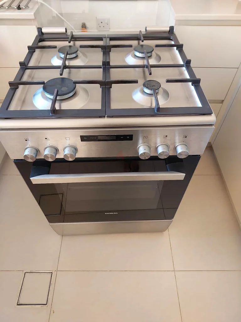 Siemens latest model 4 burner top gass oven electric with fan 60x60 by