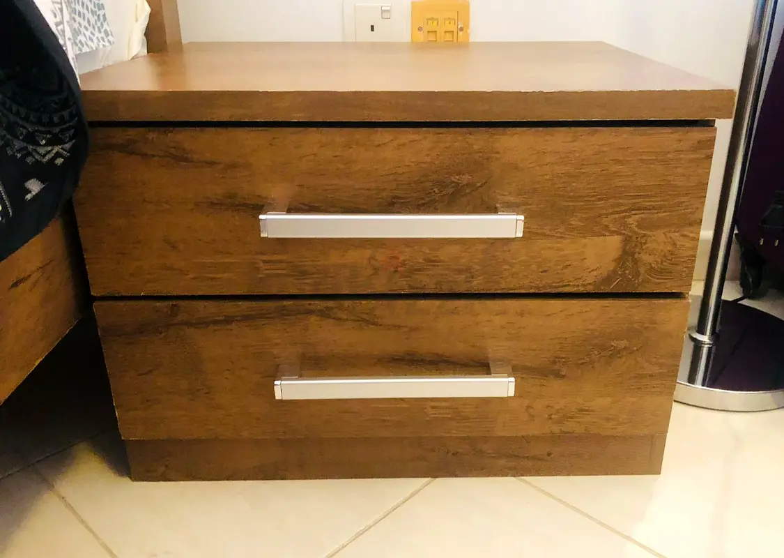 BED 2 SIDE TABLESS PLUS MATTRESS