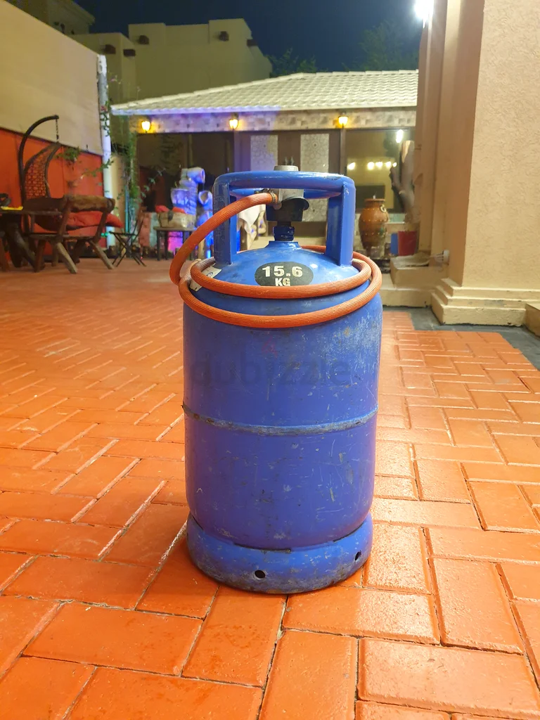 Adnoc Gas sylinder with regulator and pipe دوبيزل
