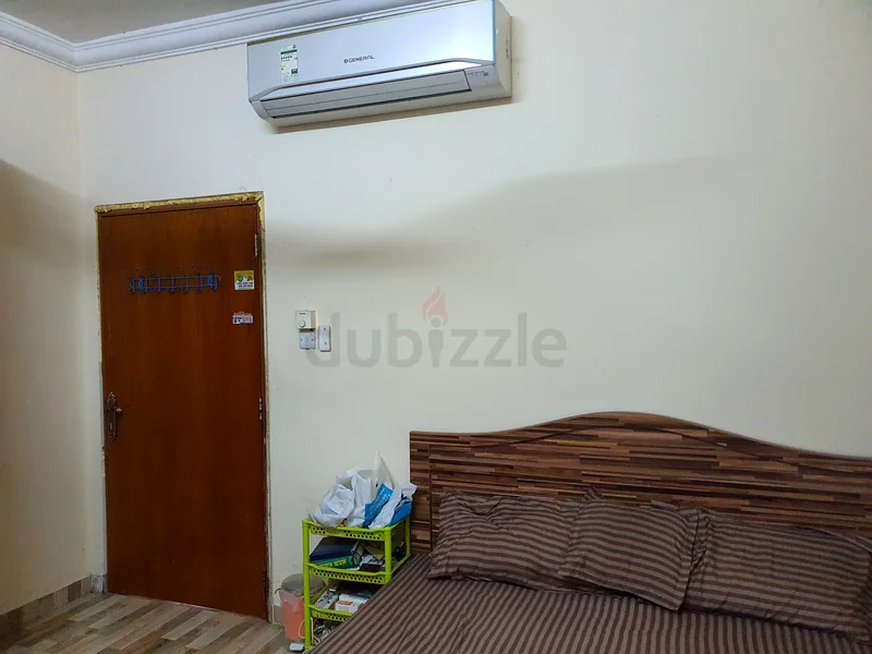 تتوفر غرفة فسيحة مؤثثة أو غير مؤثثة للإيجار63314731060739112