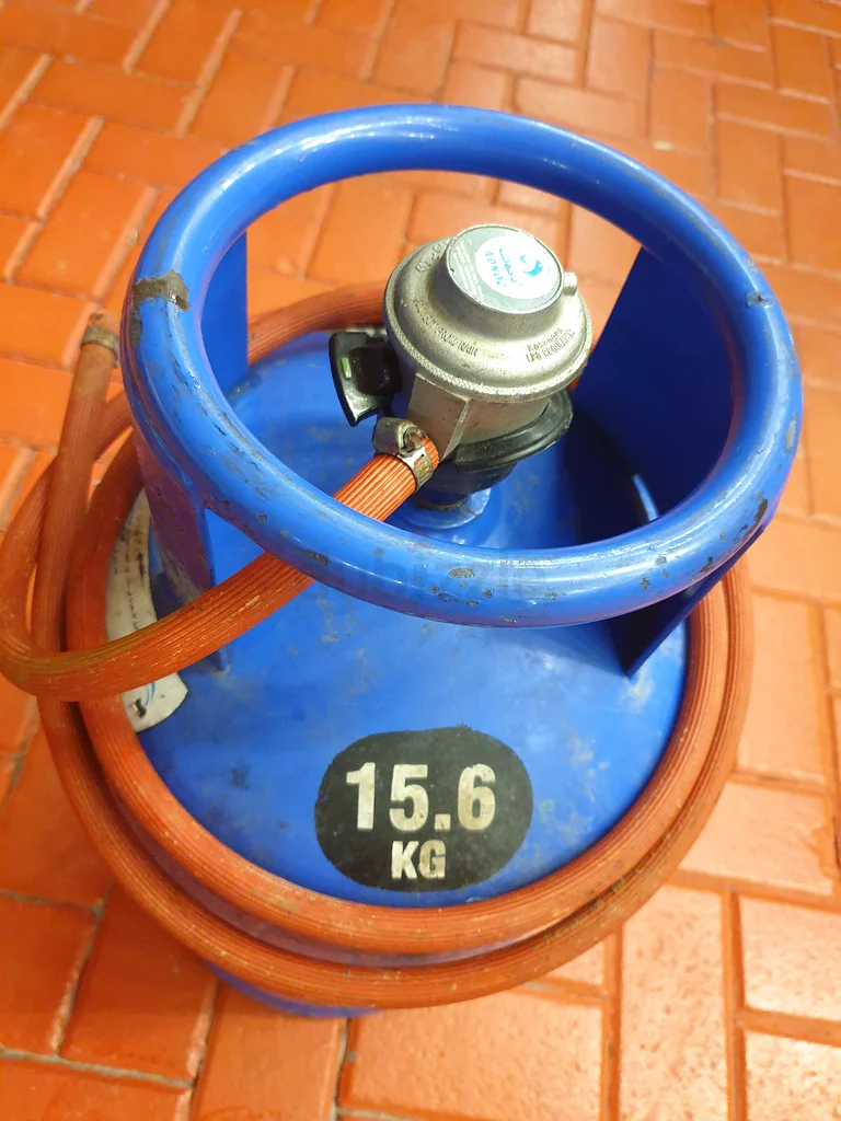 Adnoc Gas sylinder with regulator and pipe دوبيزل