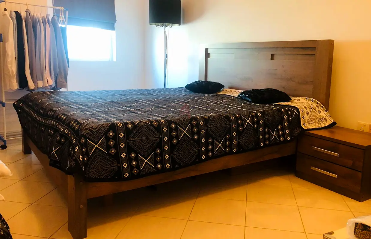 BED 2 SIDE TABLESS PLUS MATTRESS