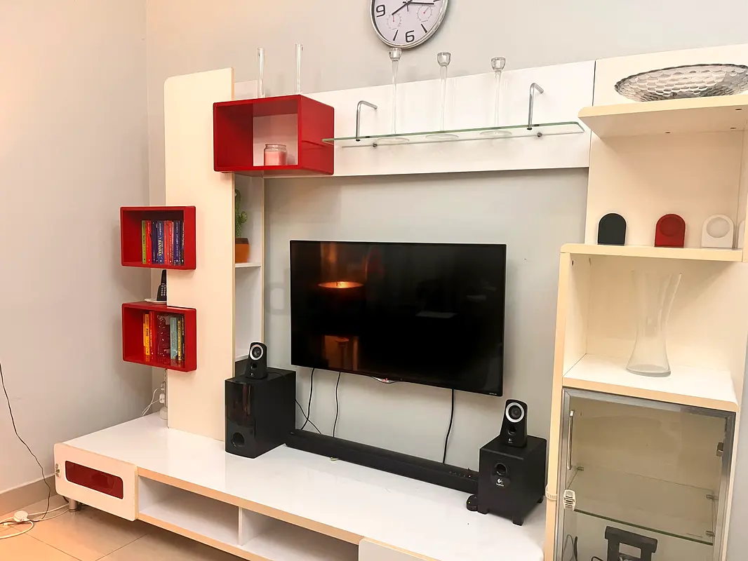 TV table white glossy in good condition