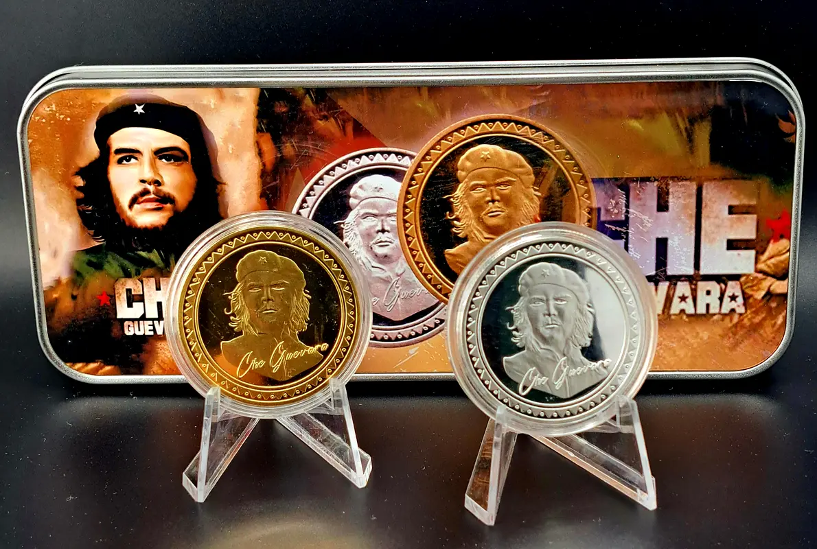Cheguvera medals with box.