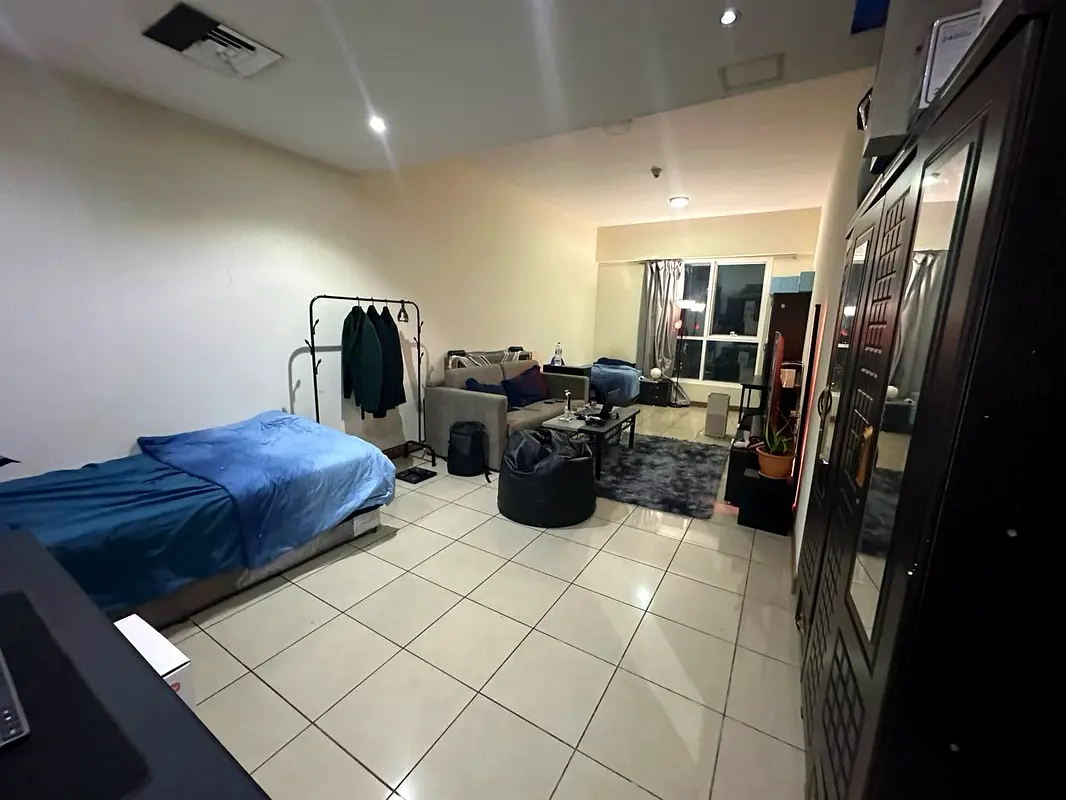 Apartment Bed space available in big room in Sulafa Tower Dubai