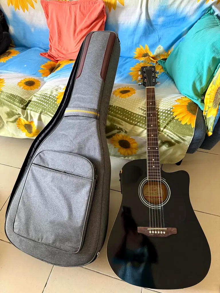 Guitar semi electric glossy finish excellent condition