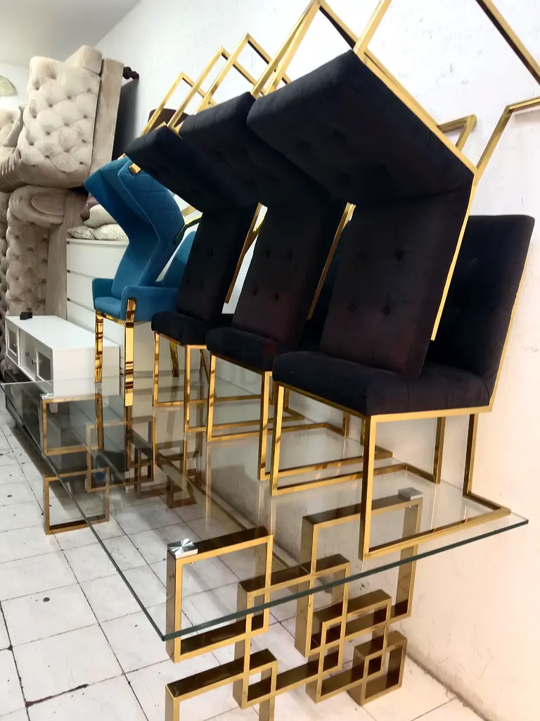 Beautiful glass Dinnig table with 8 chairs for sale