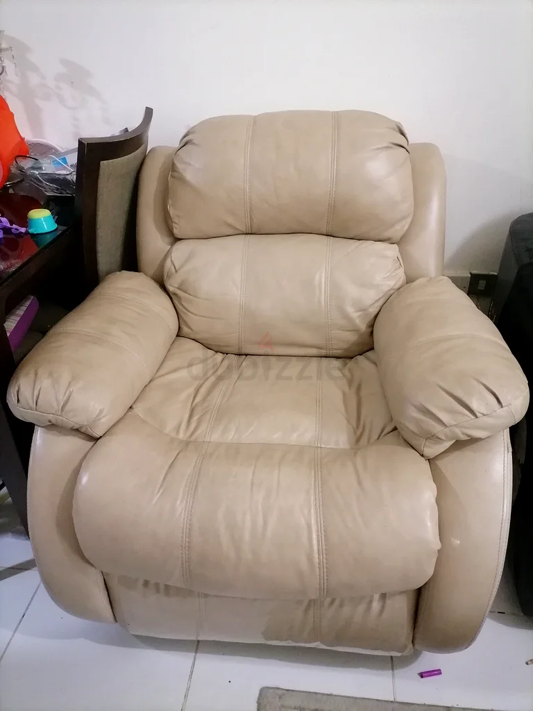 Luxurious leather recliner chair ONLY650 DH