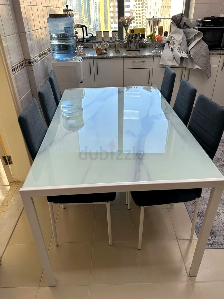 Dining table with 6 chairs. Excellent conditioned used for only 1 month