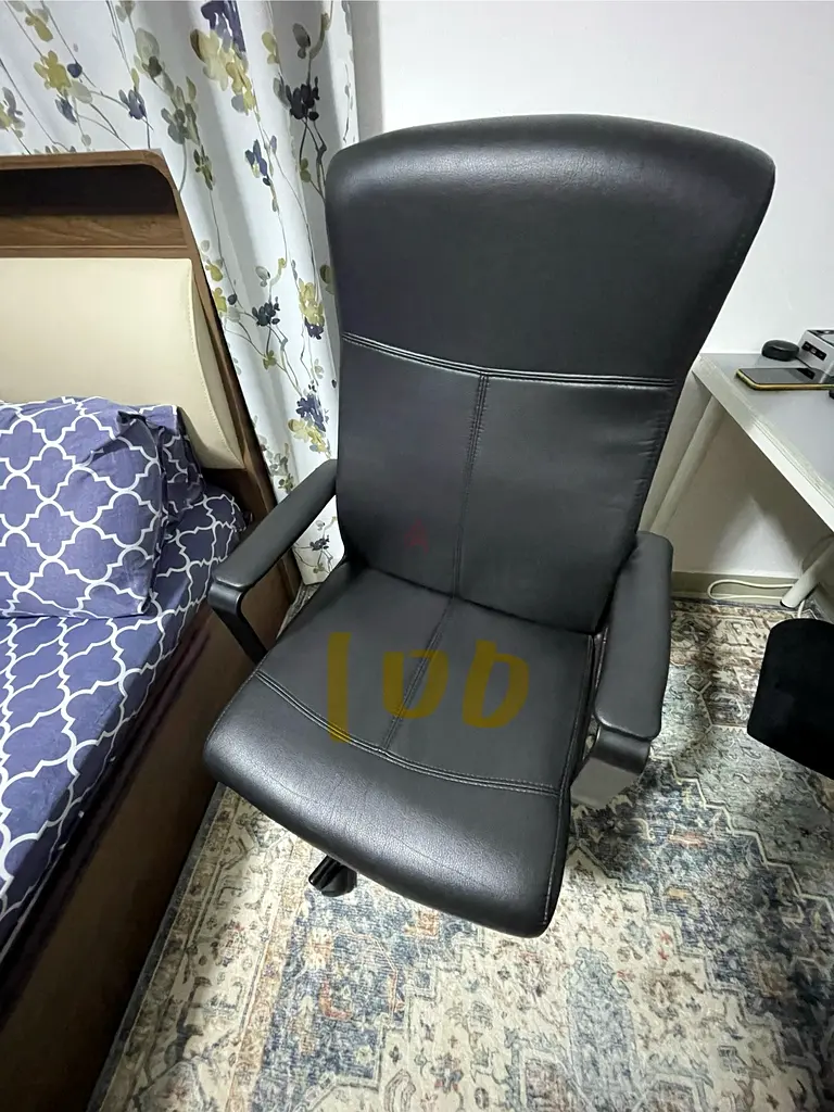 Table and computer chair for sale