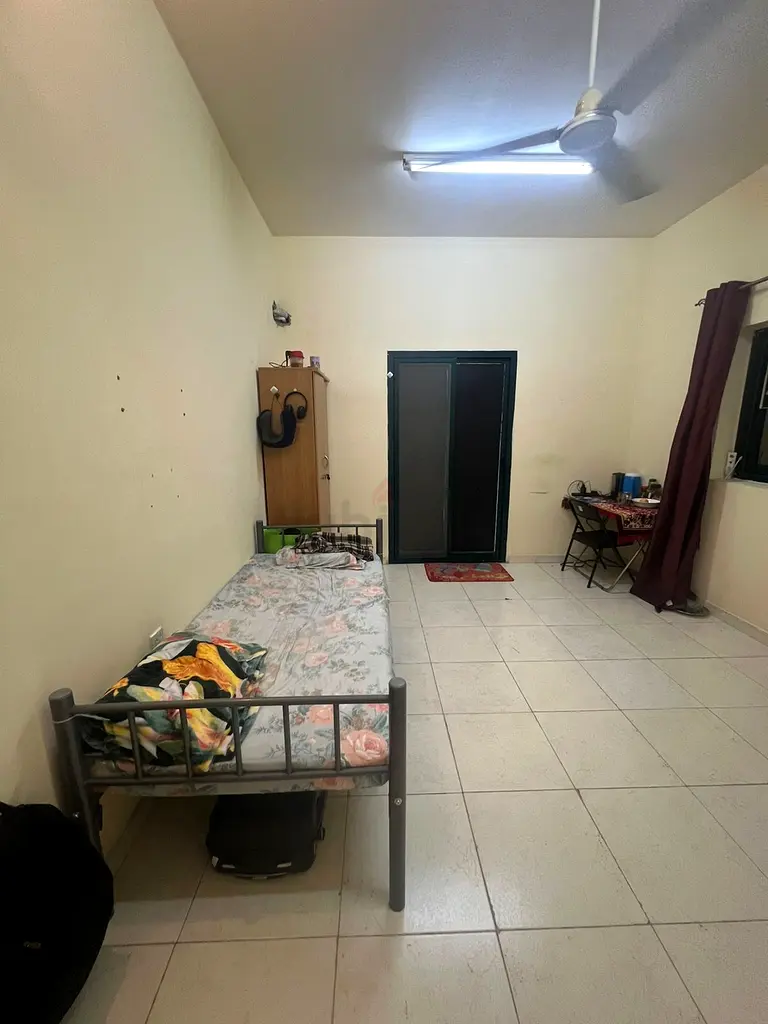 Apartment One large bedroom for a single person (one bedroom in a 3