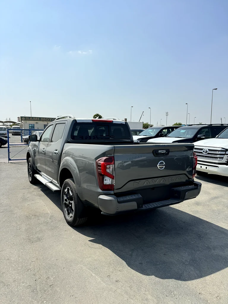 Nissan Navara LE Plus 2.5P 4x4 MT MY2463149584695810113