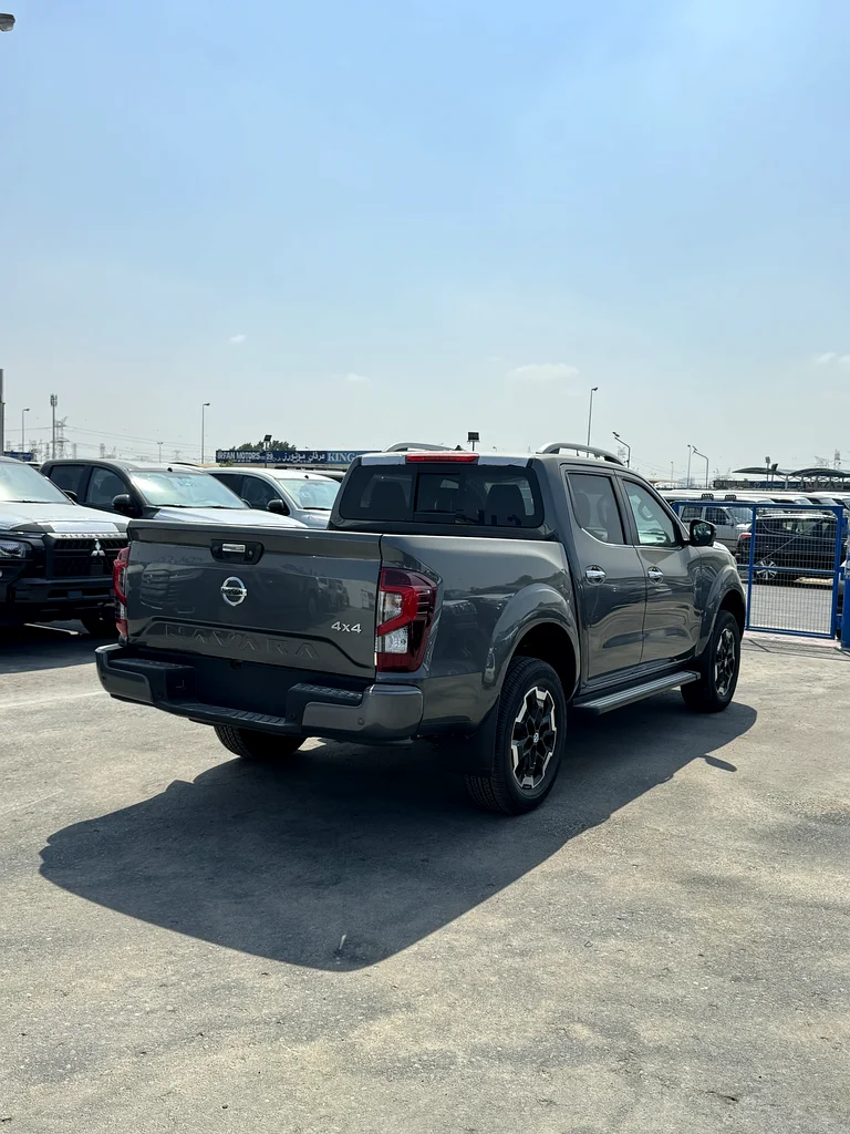 Nissan Navara LE Plus 2.5P 4x4 MT MY2463149584695810112