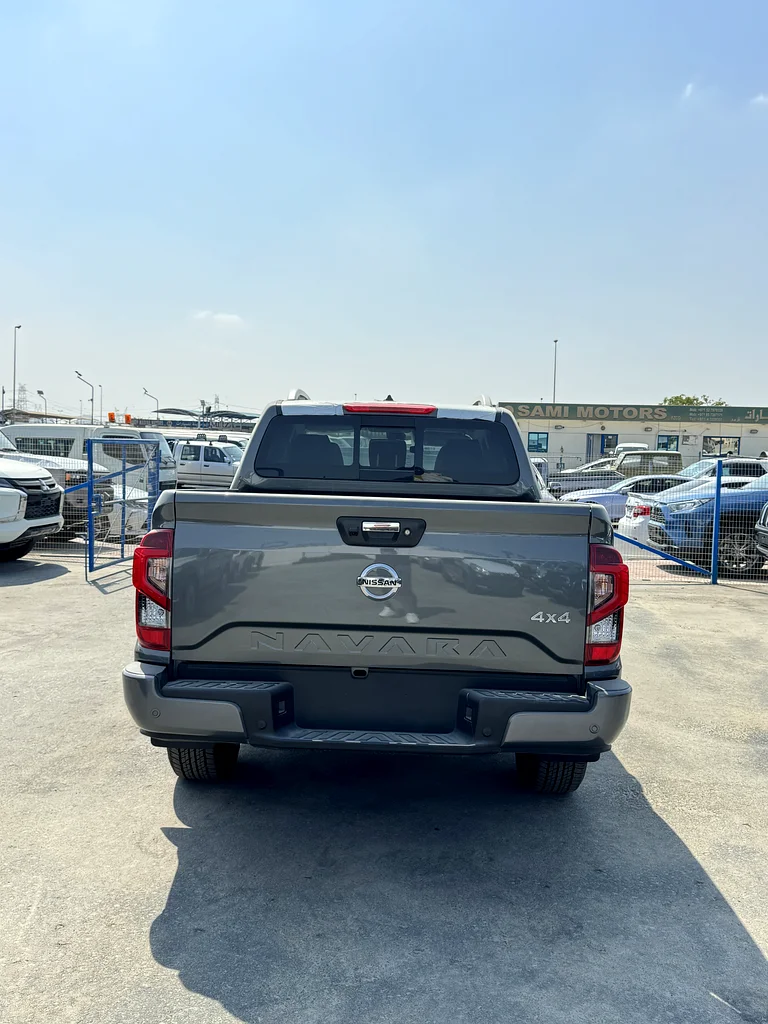 Nissan Navara LE Plus 2.5P 4x4 MT MY2463149584695810114