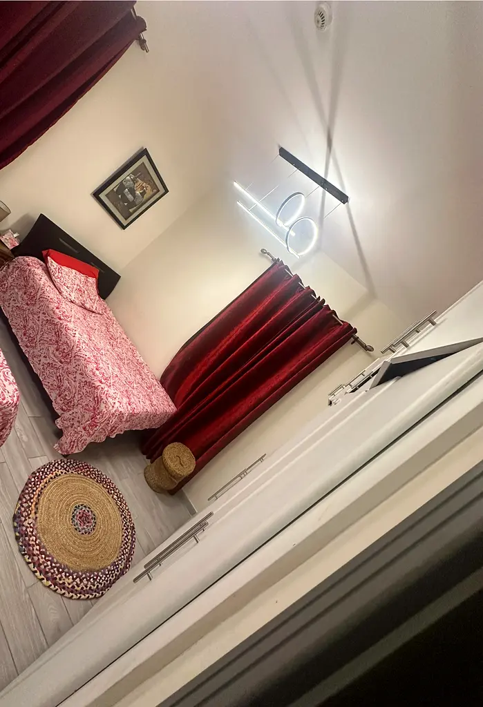 Apartment Room for executive lady with private bathroom in a quite