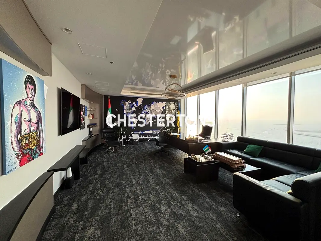 Office Spacious and bright office high level Dubai