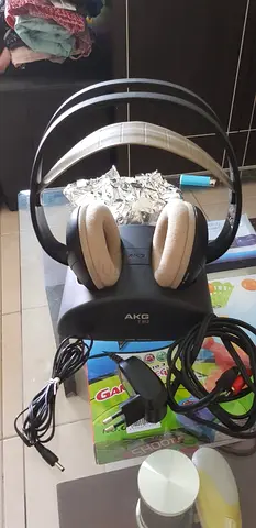 AKG WIRLESS HEADPHONE