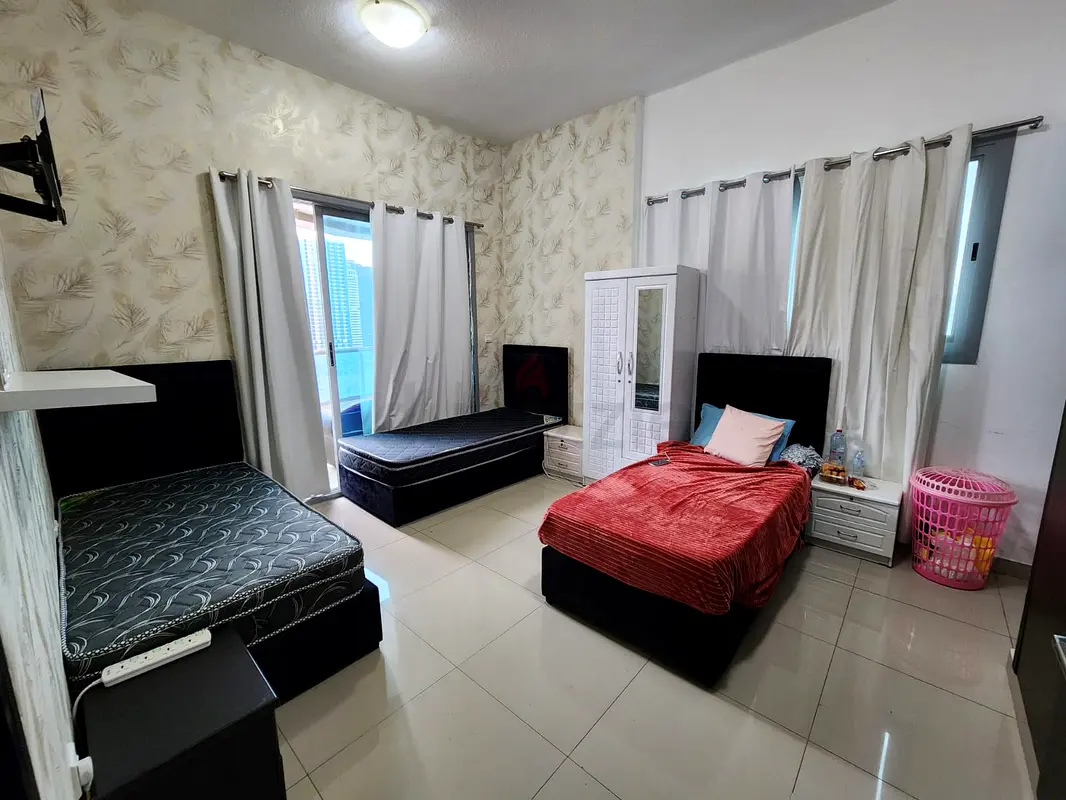 Apartment Spacious Bedspace in Master Room Near dmcc Metro Marina