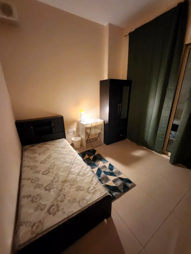 Apartment BIG WINDOW PARTITION NEAR MOE (SINGLE LADY ONLY)