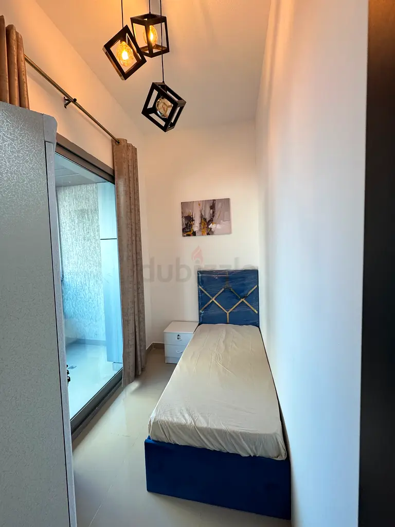 Apartment Solo partition With balcony Ladies only Near dmcc Metro