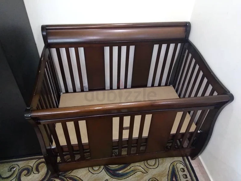 ضحك طفولي في سرير الرضيع63195621051267112