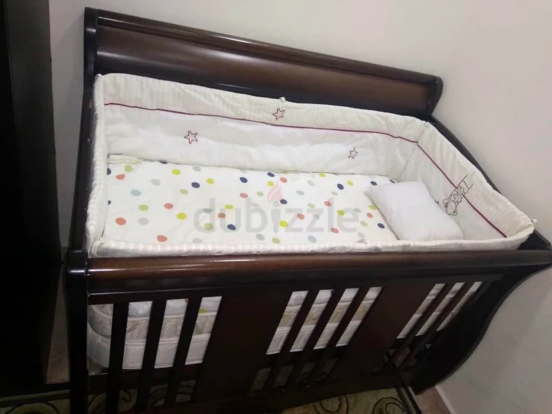 ضحك طفولي في سرير الرضيع63195621051267111