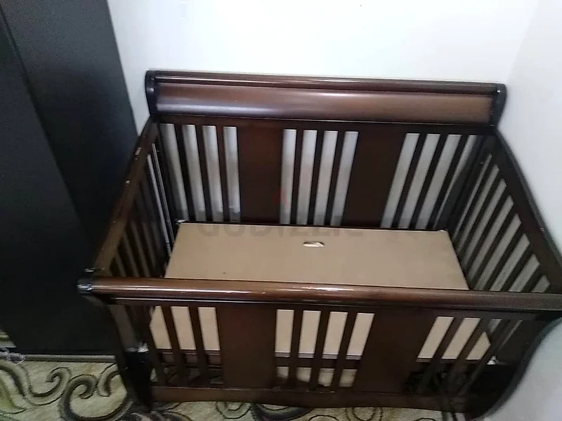 ضحك طفولي في سرير الرضيع63195621051267113