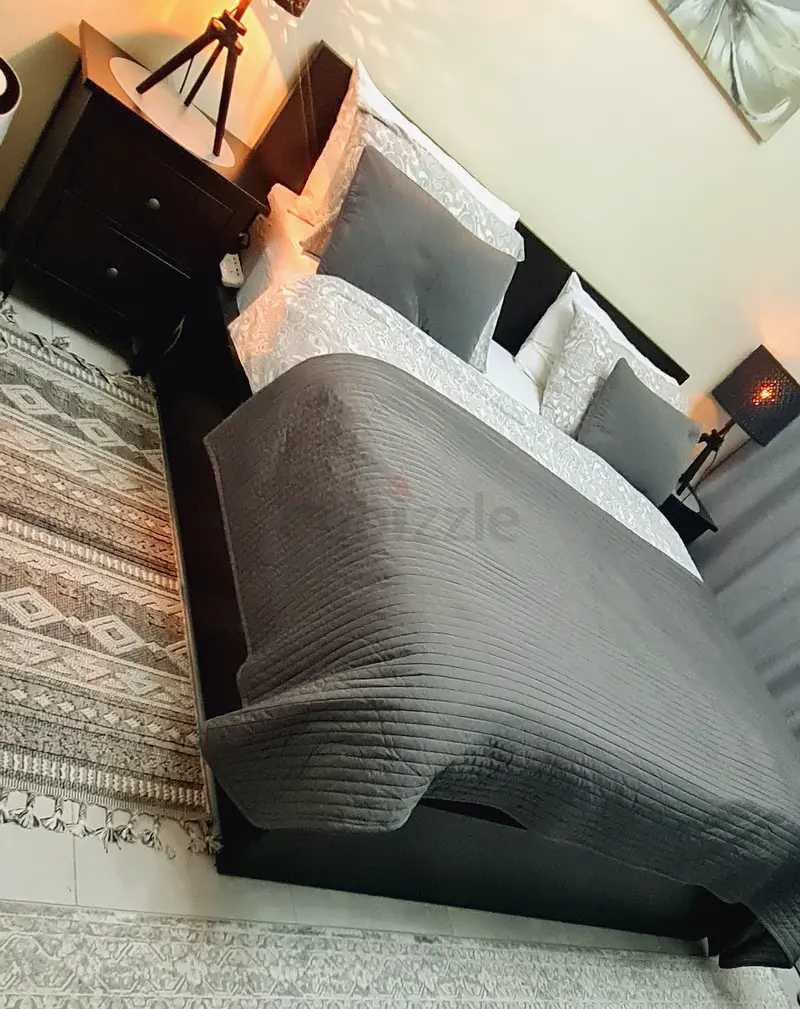 IKEA King size Full Bed set 6 pcs like new.