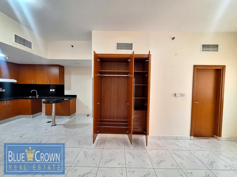 Apartment CHILLER FREE // CHEAPEST PRICE // WITH PARKING // PRIME