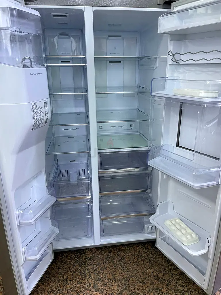 samsung latest mdoel side by side fridge with water depanser and ice