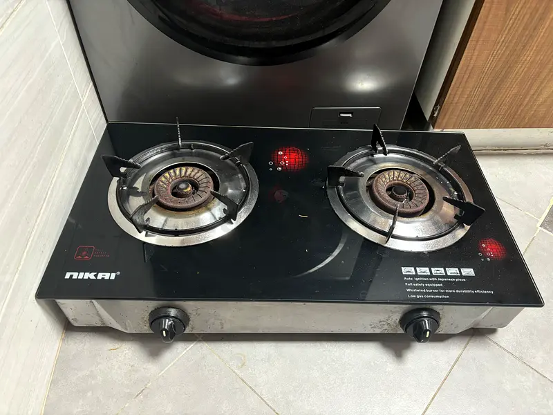 Gas stove with cast iron stove top and gas cylinder