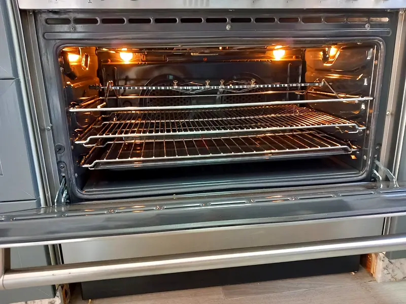 Smeg five Burner Cooker latest model litter used good condition and