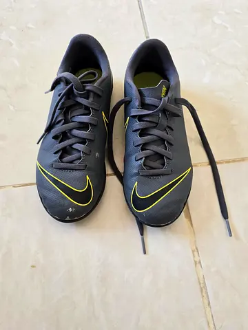 Soccer shoes