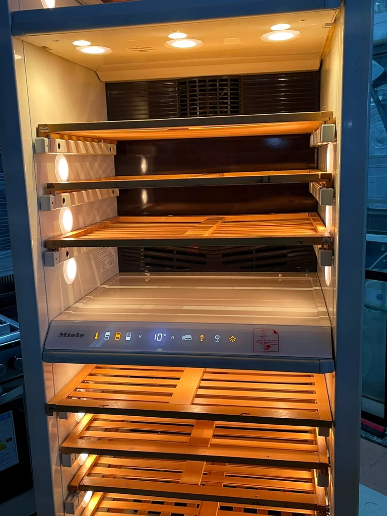 Miele 3Zone Wine Cellar with digital Display for controlling