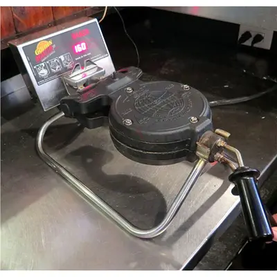 Baker Golden Malted Waffle Maker-صانع بسكوت الوافل