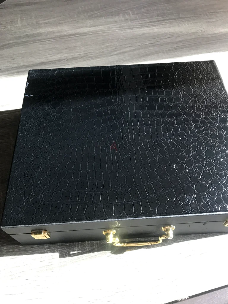 A large leather bag for storing and displaying jewelry63233129389953110