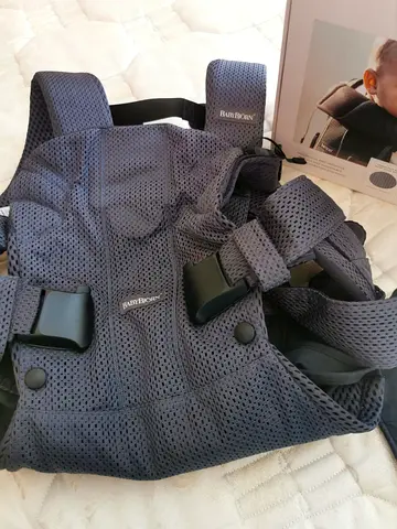 BABY BJORN AIR CARRYING