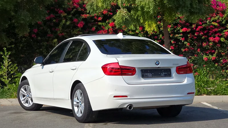 ضمان ساري المفعول، طراز BMW الفئة الثالثة 318i الأعلى فئةً، بمواصفات دول مجلس التعاون الخليجي، مع سجل صيانة كامل، ملكية أولى63175701563267112